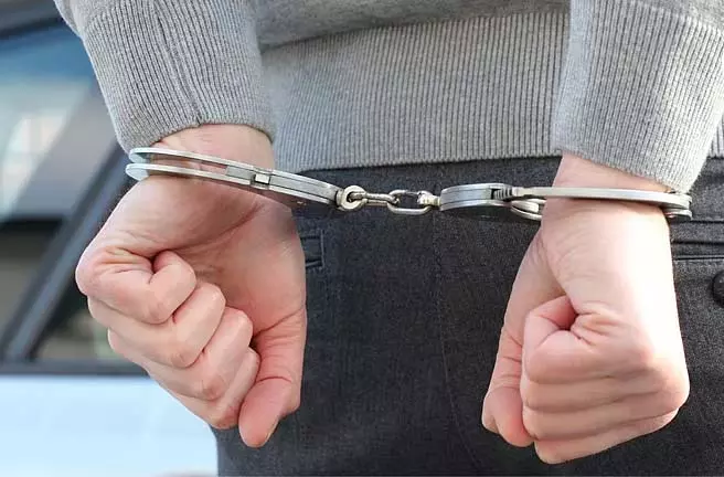 हाई स्कूल के छात्र की रहस्यमय मौत के मामले में रेस्तरां मालिक गिरफ्तार हाई स्कूल के छात्र की रहस्यमय मौत के मामले में रेस्तरां मालिक गिरफ्तार
