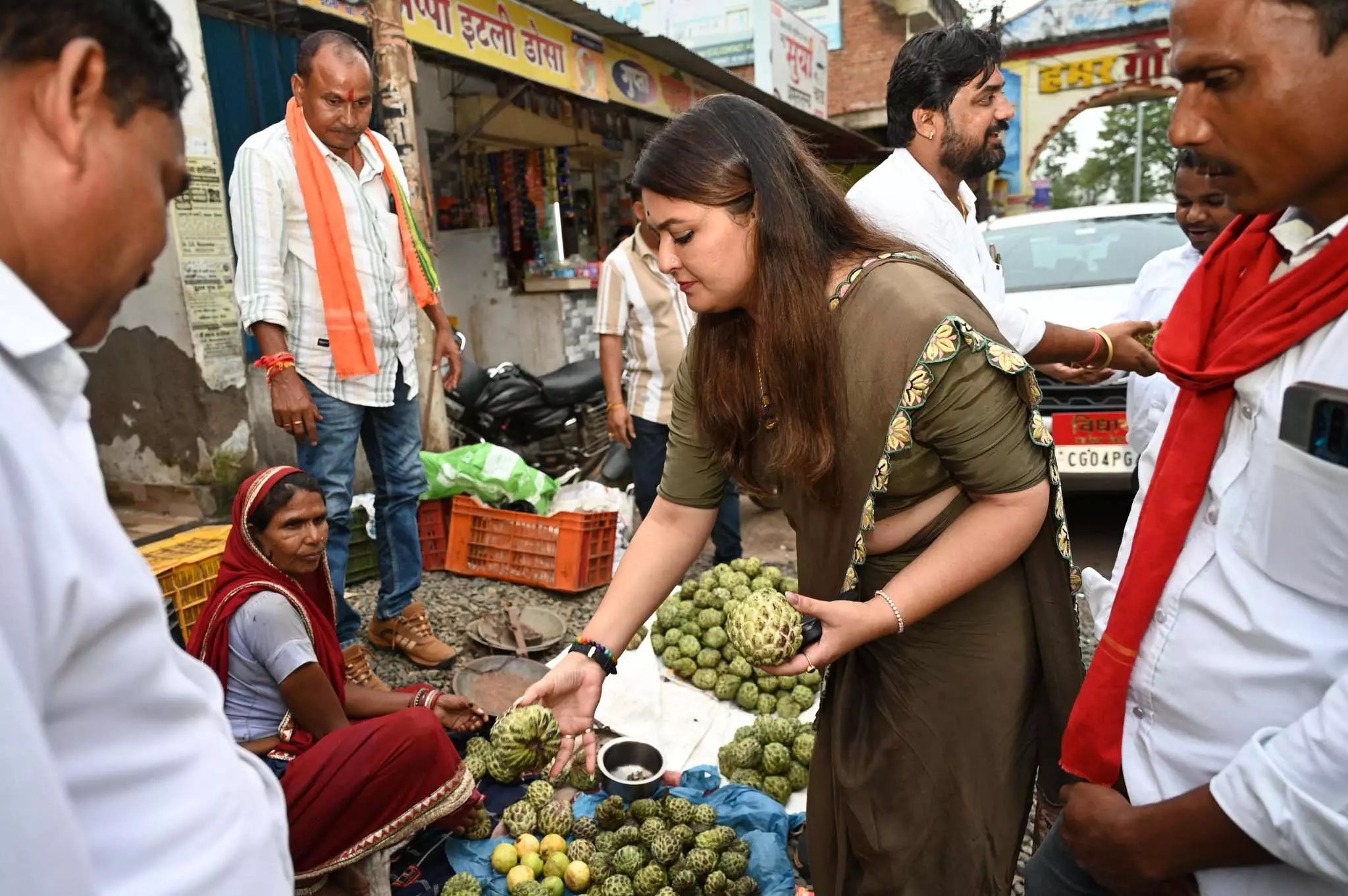 विधायक भावना बोहरा ने गौरेला-पेंड्रा-मरवाही में सीताफल बेचती बहन से खरीदा फल विधायक भावना बोहरा ने गौरेला-पेंड्रा-मरवाही में सीताफल बेचती बहन से खरीदा फल