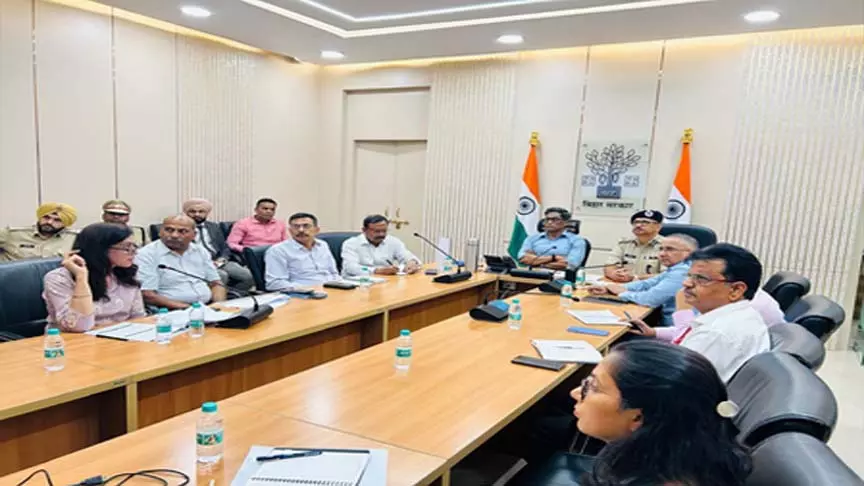 सीमावर्ती इलाकों में सुरक्षा कड़ी, मुख्य सचिव ने अधिकारियों के साथ की बैठक सीमावर्ती इलाकों में सुरक्षा कड़ी, मुख्य सचिव ने अधिकारियों के साथ की बैठक