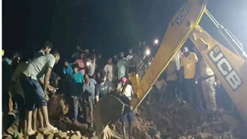 झरिया में जर्जर क्वार्टर धंसा, तीन की मौत, चार घायल झरिया में जर्जर क्वार्टर धंसा, तीन की मौत, चार घायल