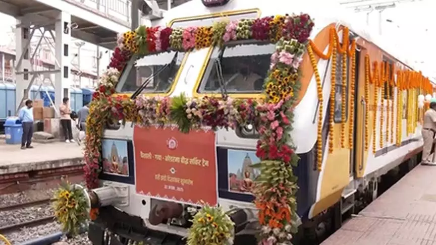 गंजाम से सूरत के बीच चलेगी अमृत भारत ट्रेन, प्रवासी श्रमिकों की यात्रा होगी आसान गंजाम से सूरत के बीच चलेगी अमृत भारत ट्रेन, प्रवासी श्रमिकों की यात्रा होगी आसान