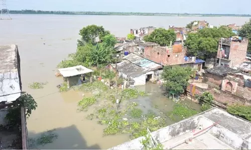 कानपुर बाढ़: गंगा का जलस्तर बढ़ा, 150 परिवार टेंट में शिफ्ट