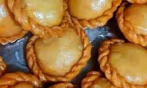 Mawa Chandrakala: इसका स्वाद मीठी गुझिया को भी मात देता है Mawa Chandrakala: इसका स्वाद मीठी गुझिया को भी मात देता है