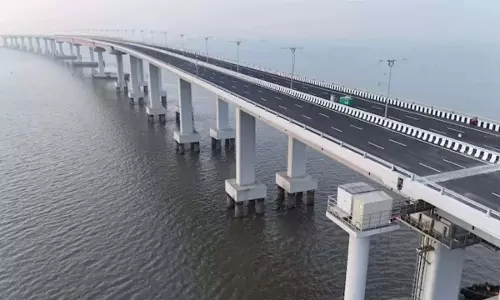 अटल सेतु पर कार-डंपर की टक्कर, एक की मौत