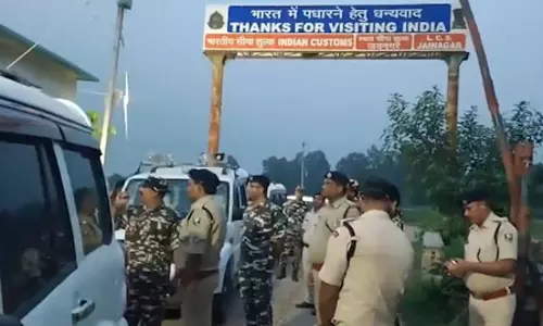 भारत-नेपाल सीमा पर हाई अलर्ट, हिंसक प्रदर्शन के बाद बढ़ाई गई सुरक्षा भारत-नेपाल सीमा पर हाई अलर्ट, हिंसक प्रदर्शन के बाद बढ़ाई गई सुरक्षा
