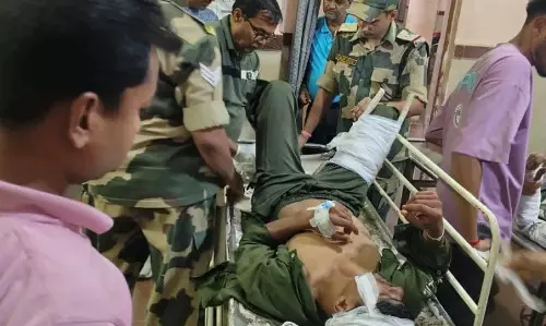 घायलों की मदद के लिए आगे आए BSF जवान, सड़क में तड़प रहे थे 3 ग्रामीण घायलों की मदद के लिए आगे आए BSF जवान, सड़क में तड़प रहे थे 3 ग्रामीण