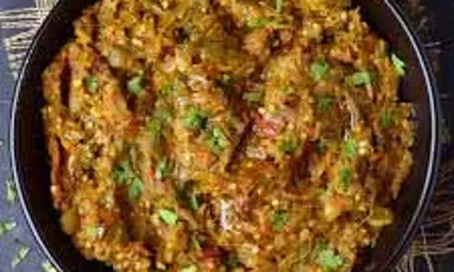 Baingan Ka Bharta Recipe: ढाबे जैसा स्मोकी और मसालेदार बैंगन का भरता बनाएं घर पर Baingan Ka Bharta Recipe: ढाबे जैसा स्मोकी और मसालेदार बैंगन का भरता बनाएं घर पर