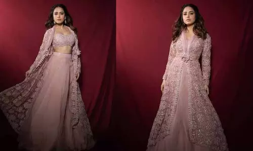 Indo Western Outfit Ideas: गरबा नाइट के लिए ऐसे तैयार कर सकते हैं इंडो वेस्टर्न आउटफिट्स Indo Western Outfit Ideas: गरबा नाइट के लिए ऐसे तैयार कर सकते हैं इंडो वेस्टर्न आउटफिट्स