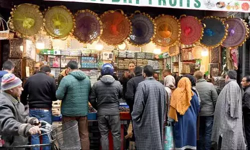जम्मू-श्रीनगर राजमार्ग बंद होने से कश्मीर में बाजारों को नुकसान और सामान की किल्लत जम्मू-श्रीनगर राजमार्ग बंद होने से कश्मीर में बाजारों को नुकसान और सामान की किल्लत