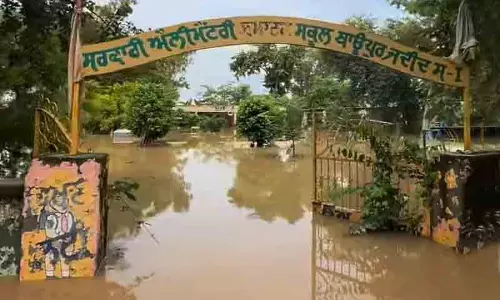 Punjab में बाढ़ से लगभग 2,200 स्कूल प्रभावित Punjab में बाढ़ से लगभग 2,200 स्कूल प्रभावित