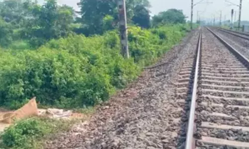 Chaibasa: मालगाड़ी से बोरी भर चावल पार, पुलिस अलर्ट