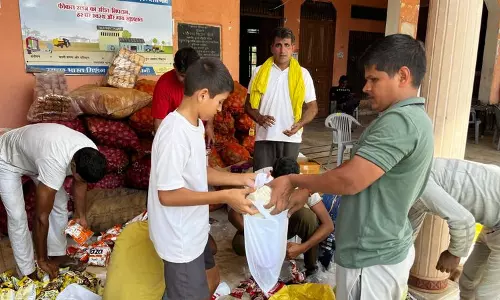Haryana : जलभराव से प्रभावित भिवानी गांव ने पंजाब को राहत सामग्री भेजी Haryana : जलभराव से प्रभावित भिवानी गांव ने पंजाब को राहत सामग्री भेजी