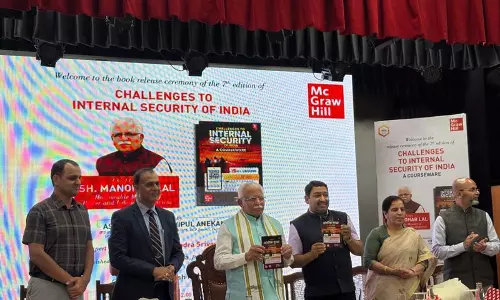 Haryana खेल विश्वविद्यालय के कुलपति की पुस्तक का विमोचन Haryana खेल विश्वविद्यालय के कुलपति की पुस्तक का विमोचन