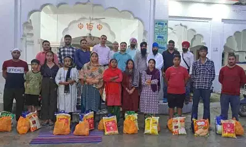 केनरा बैंक के अधिकारियों ने Palampur गुरुद्वारे में बारिश से प्रभावित परिवारों की मदद के लिए हाथ बढ़ाया