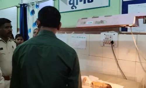 प्लास्टिक थैली में नवजात शिशु मिला, मितानिनों ने पुलिस को दी सूचना प्लास्टिक थैली में नवजात शिशु मिला, मितानिनों ने पुलिस को दी सूचना