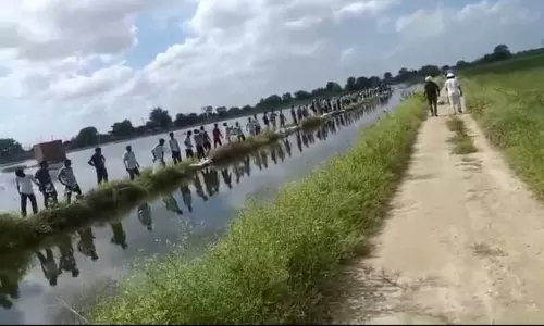 भिवानी गांव में नहर में आई दरार को भरने के लिए प्रशासन के प्रयासों में ग्रामीण शामिल भिवानी गांव में नहर में आई दरार को भरने के लिए प्रशासन के प्रयासों में ग्रामीण शामिल
