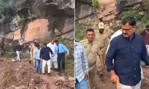 Jammu: मंत्री जावेद अहमद राणा ने भूस्खलन प्रभावित मेंढर का दौरा किया Jammu: मंत्री जावेद अहमद राणा ने भूस्खलन प्रभावित मेंढर का दौरा किया