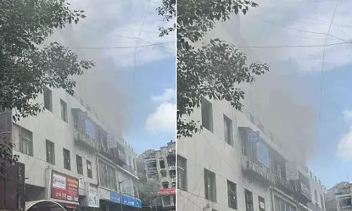 Mumbai: गोरेगांव आवासीय इमारत में भीषण आग लगी Mumbai: गोरेगांव आवासीय इमारत में भीषण आग लगी