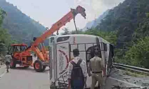 Uttarakhand: बस पलटने से दो लोगों की मौत