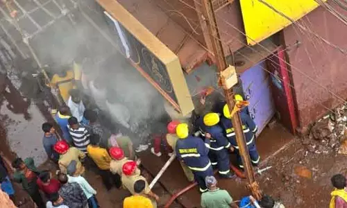 जोडा में आईएमएफएल की दुकान में आग लगा दी गई जोडा में आईएमएफएल की दुकान में आग लगा दी गई