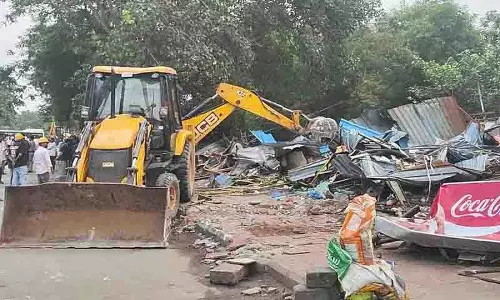 JBS के पास अवैध ढांचों को ढहाया गया, रक्षा मंत्री के दौरे से पहले SCB ने कार्रवाई की JBS के पास अवैध ढांचों को ढहाया गया, रक्षा मंत्री के दौरे से पहले SCB ने कार्रवाई की