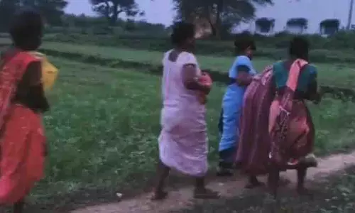 Rayagada: एम्बुलेंस फंसी, महिला ने बीच रास्ते में दिया बच्चे को जन्म Rayagada: एम्बुलेंस फंसी, महिला ने बीच रास्ते में दिया बच्चे को जन्म