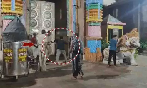 Puri: चप्पल पहनकर मंदिर में घुसने की कोशिश, युवक को सुरक्षा कर्मियों ने पकड़ा