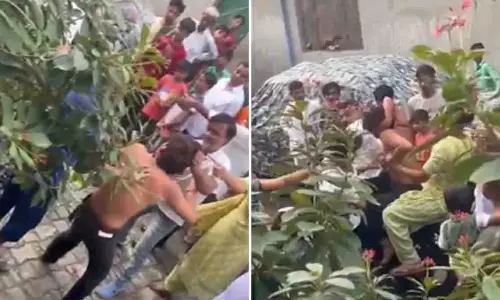 Meerut: छात्रा से छेड़छाड़ के आरोप में युवक को नंगा कर पीटा गया Meerut: छात्रा से छेड़छाड़ के आरोप में युवक को नंगा कर पीटा गया