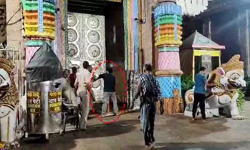 Puri Jagannath temple में चप्पल पहनकर प्रवेश करने की कोशिश करने पर युवक हिरासत में