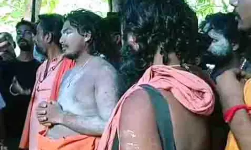 Angul में स्कूली छात्र के अपहरण की कोशिश के आरोप में नौ अघोरी बाबाओं को हिरासत में लिया गया Angul में स्कूली छात्र के अपहरण की कोशिश के आरोप में नौ अघोरी बाबाओं को हिरासत में लिया गया