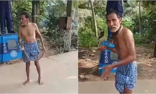 गले में सांप लटकाकर नशे में मचाया हंगामा, खुद को दो बार डसा गले में सांप लटकाकर नशे में मचाया हंगामा, खुद को दो बार डसा