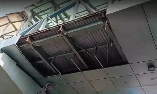 Mumbai: स्टेशन के पास स्काईवॉक गिरा, भाजपा ने प्रशासन से जवाब मांगा Mumbai: स्टेशन के पास स्काईवॉक गिरा, भाजपा ने प्रशासन से जवाब मांगा