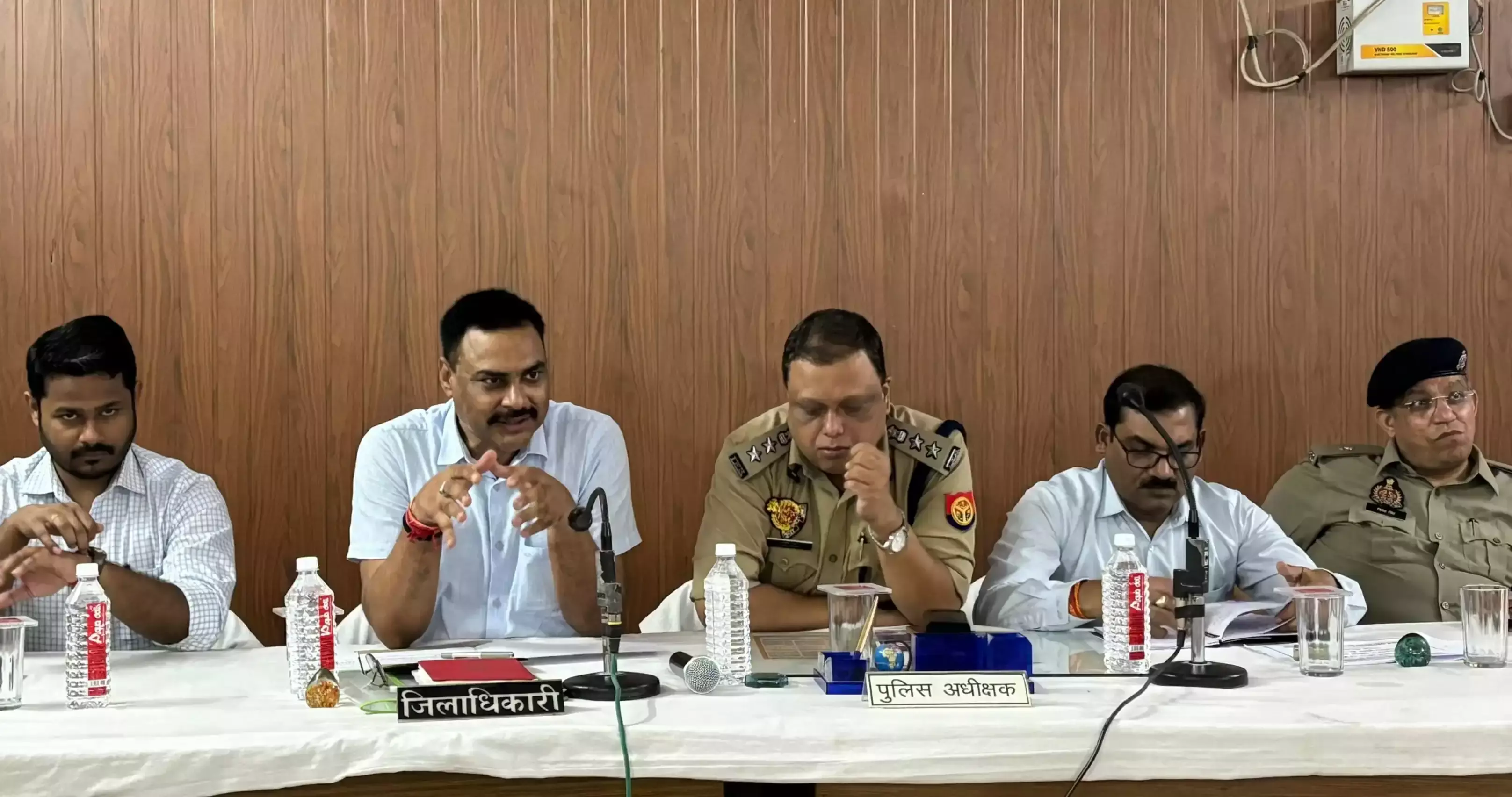 Mirzapur: श्रद्धालुओं को चरण स्पर्श से रोकने के निर्देश