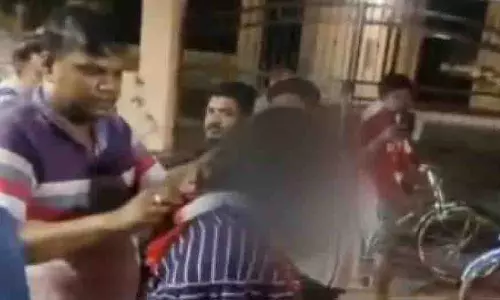 Puri: पति ने पकड़ा पत्नी को गैरमर्द के साथ, पूरे शहर में कराई बेइज्जती Puri: पति ने पकड़ा पत्नी को गैरमर्द के साथ, पूरे शहर में कराई बेइज्जती