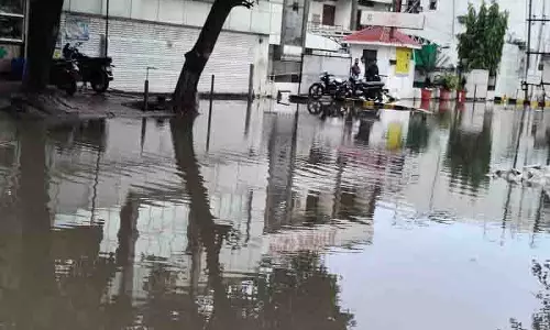 दोराहा के यात्रियों को परेशानी, MC ने 3 महीने तक गड्ढों वाली अस्पताल रोड की अनदेखी की दोराहा के यात्रियों को परेशानी, MC ने 3 महीने तक गड्ढों वाली अस्पताल रोड की अनदेखी की