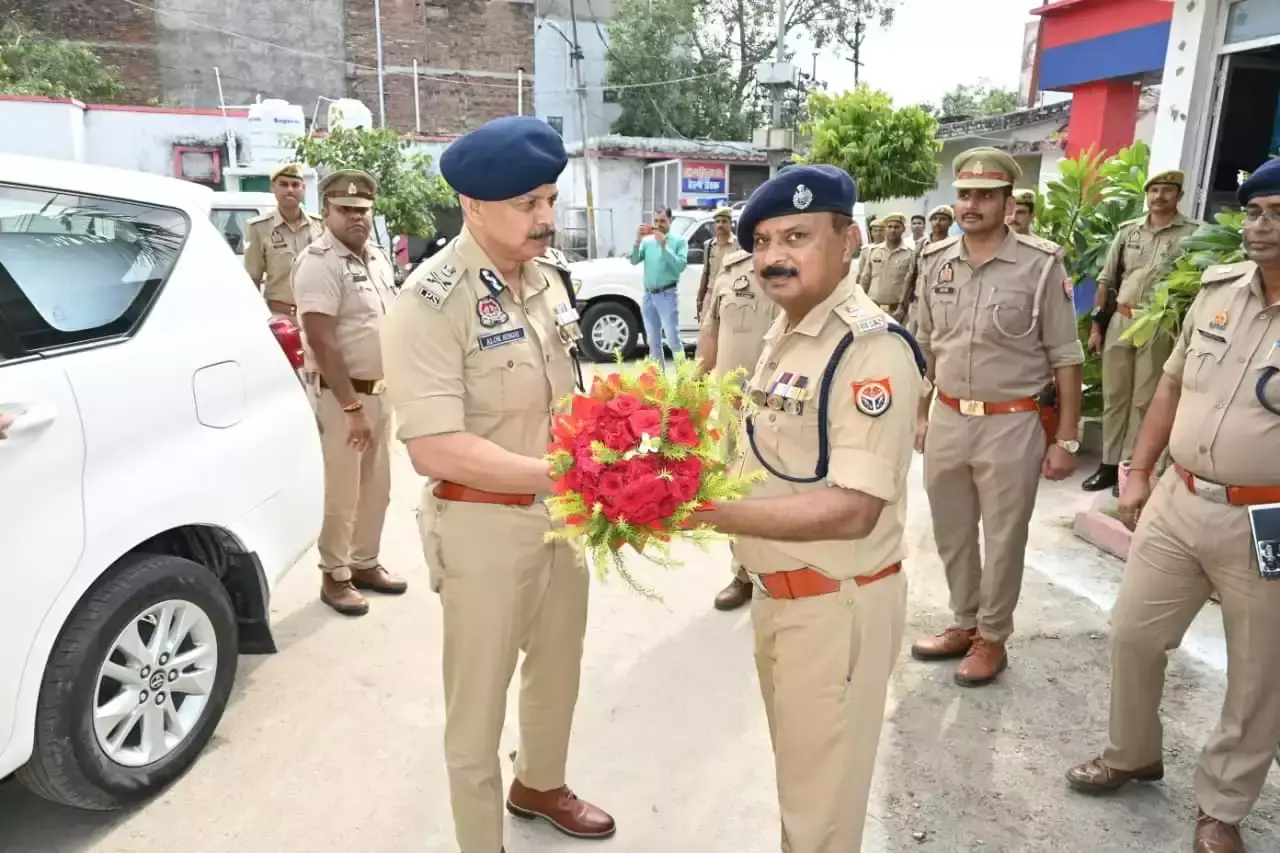 Orai: उरई पुलिस की कार्यशैली पर एडीजी का निरीक्षण Orai: उरई पुलिस की कार्यशैली पर एडीजी का निरीक्षण
