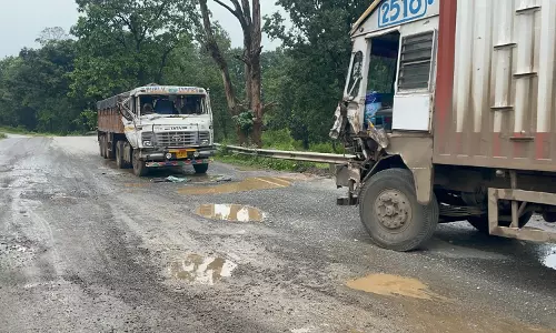 Simdega-Kolebira मुख्य पथ पर गड्ढे बने जानलेवा, दो ट्रक भिड़े Simdega-Kolebira मुख्य पथ पर गड्ढे बने जानलेवा, दो ट्रक भिड़े