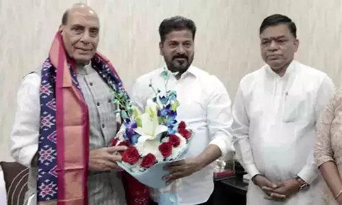 राजनाथ सिंह से तेलंगाना CM की मुलाकात, डिफेंस लैंड ट्रांसफर पर ज़ोर