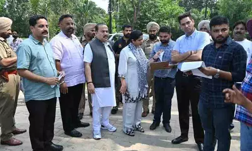 Mayor और नगर निकाय प्रमुख ने सफाई कर्मचारियों की उपस्थिति की जांच की Mayor और नगर निकाय प्रमुख ने सफाई कर्मचारियों की उपस्थिति की जांच की