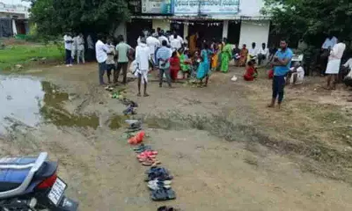 Telangana में यूरिया संकट से फसलें प्रभावित, कालाबाजारी बढ़ी Telangana में यूरिया संकट से फसलें प्रभावित, कालाबाजारी बढ़ी