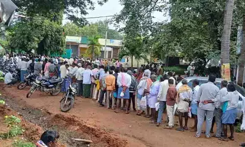 खरीफ सीजन आगे बढ़ रहा, Telangana में यूरिया के लिए कतारें बढ़ती जा रही