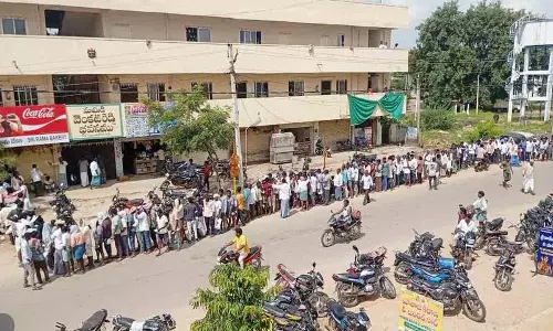 किसान जो वोट के लिए नहीं, बल्कि यूरिया के लिए खड़े हुए