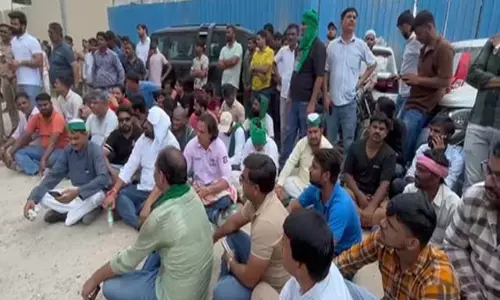 सलारपुर खादर में अवैध निर्माण पर प्राधिकरण की कार्रवाई, किसानों ने किया विरोध सलारपुर खादर में अवैध निर्माण पर प्राधिकरण की कार्रवाई, किसानों ने किया विरोध