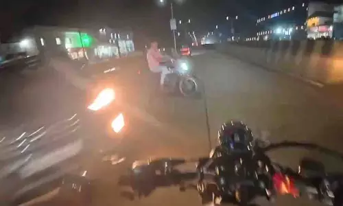 Chhatrapati Sambhajinagar: व्लॉगर ने बाइकर को टक्कर मार दी Chhatrapati Sambhajinagar: व्लॉगर ने बाइकर को टक्कर मार दी