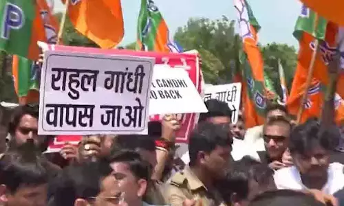 UP: भाजपा मंत्री की कार्रवाई के खिलाफ रायबरेली में कांग्रेस का सड़क पर विरोध