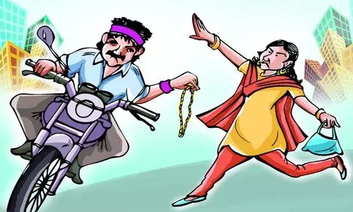 Pet Basheerabad पुलिस स्टेशन की सीमा में चेन स्नैचिंग Pet Basheerabad पुलिस स्टेशन की सीमा में चेन स्नैचिंग