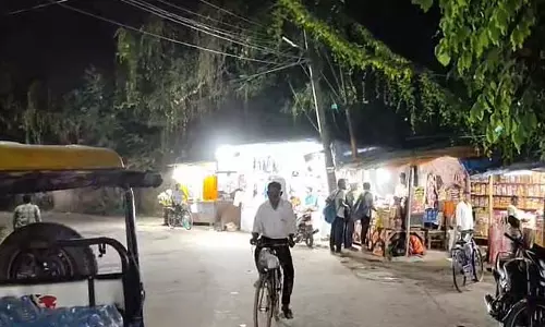 फुटपाथ पर बनी दुकानें गिराने पर प्रशासन को विरोध का सामना करना पड़ेगा फुटपाथ पर बनी दुकानें गिराने पर प्रशासन को विरोध का सामना करना पड़ेगा