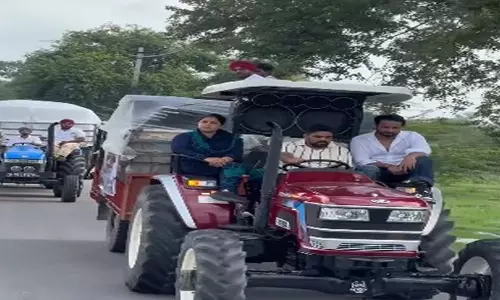 सोनू सूद की नेक पहल, बहन मालविका के साथ पंजाब के गांवों में पहुंचाई राहत सामग्री सोनू सूद की नेक पहल, बहन मालविका के साथ पंजाब के गांवों में पहुंचाई राहत सामग्री