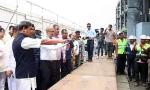 PM मोदी की यात्रा से पहले असम CM सरमा ने की तैयारियों की समीक्षा PM मोदी की यात्रा से पहले असम CM सरमा ने की तैयारियों की समीक्षा