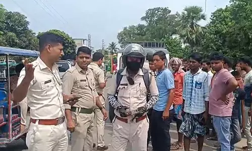 यात्री ट्रैक्टर की टक्कर से बुजुर्ग व्यक्ति का पैर काटना पड़ा